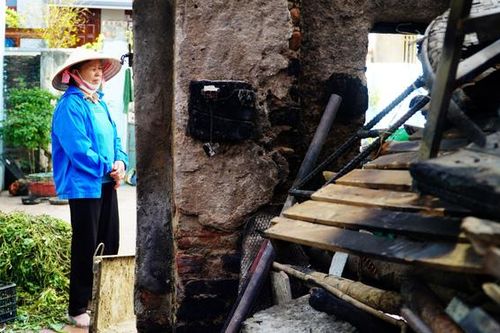Đốt lửa qua đêm chống rét cho bò sữa, không may bị cháy cả chuồng