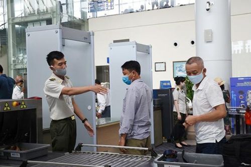 Đang bị cấm bay, hành khách tiếp tục mua CMND giả để lên máy bay