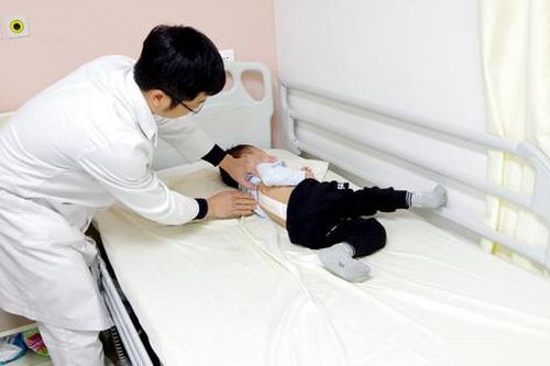 Phẫu thuật thành công cho bé 3 tuổi bị cong vẹo cột sống