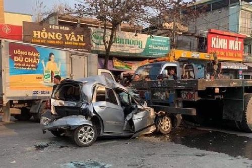 Thái Nguyên: 3 ô tô tông liên hoàn, nhiều người mắc kẹt trong xe