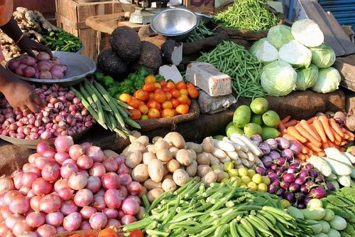 Giá thực phẩm hôm nay 13/1: Rau củ ổn định, thực phẩm tăng
