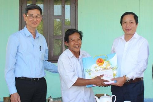 Ông Hà Quốc Trị thăm, chúc Tết gia đình chính sách tiêu biểu huyện Khánh Vĩnh