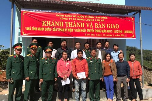 Bàn giao 3 nhà tình nghĩa quân – dân