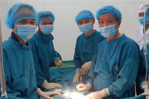 Khẩn cấp ra đảo phẫu thuật cho bệnh nhân viêm ruột thừa cấp