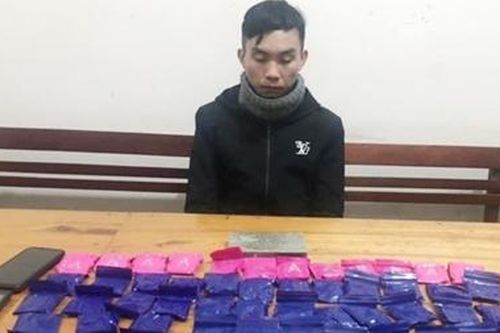 Vận chuyển 1 bánh heroin và 12.400 viên hồng phiến