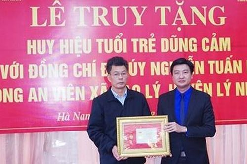 Truy tặng Đại úy Nguyễn Tuấn Minh Huy hiệu 'Tuổi trẻ dũng cảm'