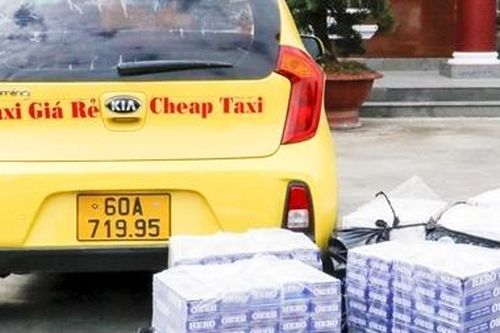 Tài xế taxi vận chuyển thuốc lá lậu