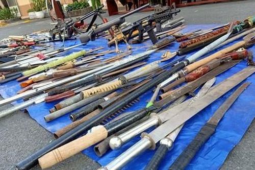 Mâu thuẫn từ ánh nhìn, nhóm học sinh mang hung khí đi hỗn chiến