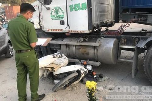 Container rẽ vào bãi xe, cán chết một thanh niên ở Sài Gòn