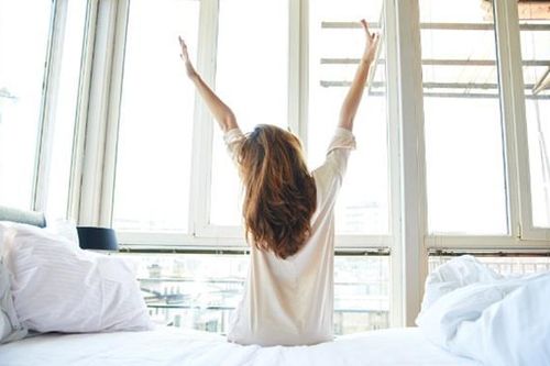 Tại sao chúng ta thường ngáp và vươn vai khi ngủ dậy?