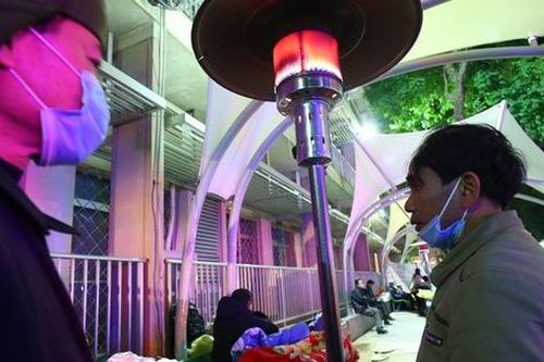20 cây sưởi gas đặt tại khuôn viên BV Bạch Mai khiến người dân ấm lòng giữa cái rét cắt da thịt