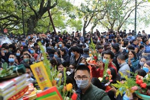 Người Hà Nội tranh thủ trưa nắng đẹp đi lễ, Phủ Tây Hồ 'thất thủ' ngày mùng 1 cuối cùng trong năm Canh Tý