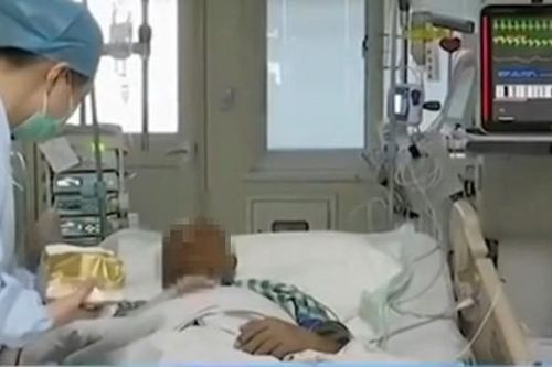 Nặn mụn từ lần này sang lần khác, một người bị biến chứng viêm phổi kép, xẹp cả 2 bên phổi