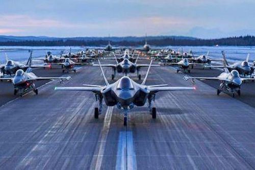 Chiến đấu cơ F-35 và F-16 biểu diễn 'voi đi bộ' trong thời tiết âm 40 độ C