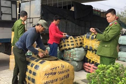 Quảng Nam: Phát hiện xe tải chở số lượng lớn hàng nhập lậu, hàng giả