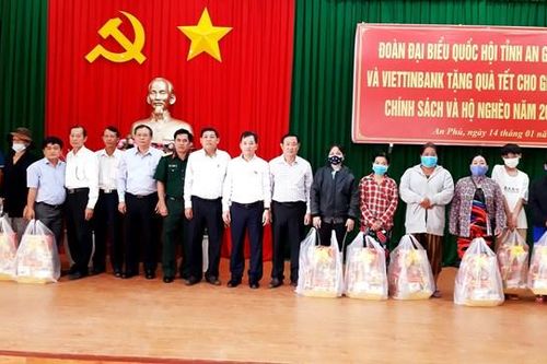 An Giang: Tặng 330 phần quà cho gia đình chính sách và hộ nghèo vùng biên giới
