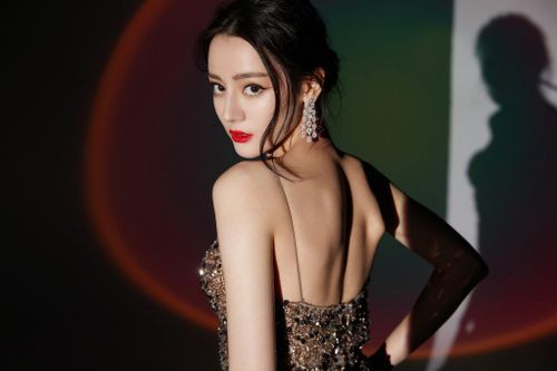 Giới trẻ diện mốt mặc váy áo khoe lưng trần