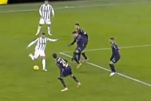 Ronaldo hút 3 cầu thủ đối phương trong bàn thắng của Juventus