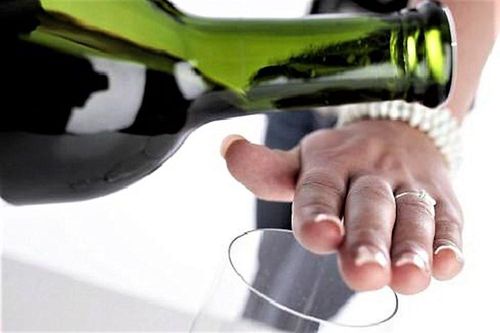 Chém bạn nhậu vì mời rượu không uống