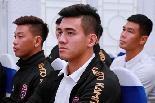 HLV Phan Thanh Hùng lấy lại băng đội trưởng của Tiến Linh