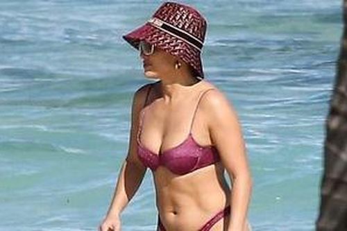 Jennifer Lopez khoe cơ bụng săn chắc trong MV mới