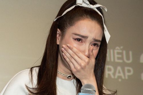 Nhã Phương khóc xin lỗi vì đến họp báo muộn