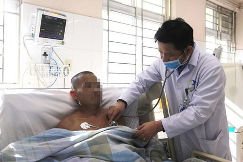 Cứu bệnh nhân bị xe tải chở gỗ đổ vào người
