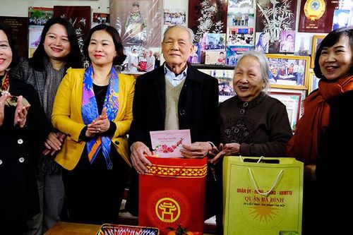 Lãnh đạo thành phố thăm, chúc tết các gia đình chính sách quận Ba Đình