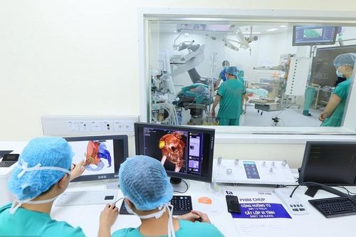 Lần đầu tiên, Việt Nam thay xương chậu nhân tạo bằng titan thành công