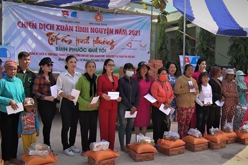 Mang Tết đến cho người nghèo ở Bình Phước