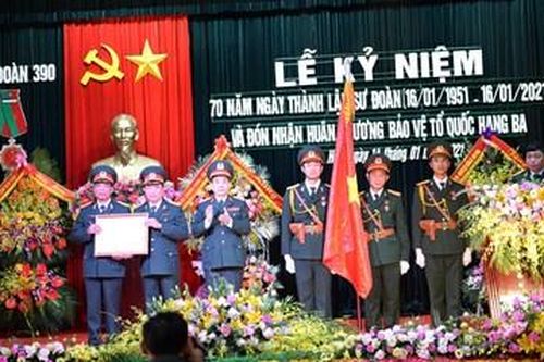 Sư đoàn 390, Quân đoàn 1 đón nhận Huân chương bảo vệ Tổ quốc hạng Ba