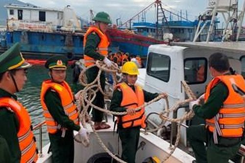 Kịp thời xử lý tàu dầu bị chìm tại Âu thuyền Thọ Quang