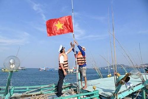 Tặng cờ Tổ quốc cho ngư dân