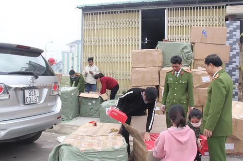 Kiểm tra cơ sở kinh doanh 'lộ' cả kho hàng không rõ nguồn gốc