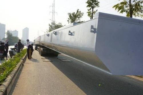 Xe chở dầm thép khủng 'lọt' qua nhiều chốt, trạm kiểm soát giao thông
