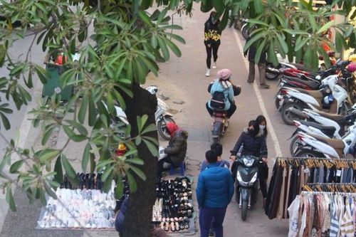 Hà Nội: Vỉa hè 'quá tải vi phạm' dịp cuối năm