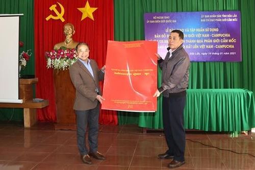 Đắk Lắk: Bàn giao và tập huấn sử dụng bản đồ địa hình biên giới Việt Nam - Campuchia
