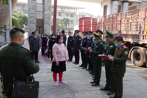 Đồn Biên phòng cửa khẩu quốc tế Thanh Thủy tiếp nhận 27 công dân do lực lượng chức năng Trung Quốc trao trả