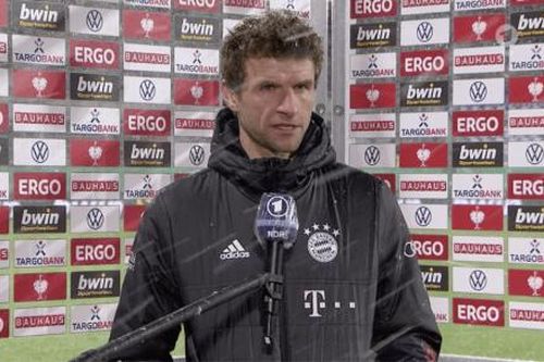 Tiền đạo Thomas Muller có hành động lạ với nữ phóng viên