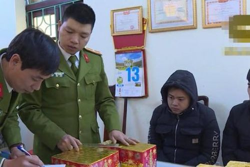Bắt quả tang các đối tượng vận chuyển hơn 100 bệ pháo hoa nổ trái phép