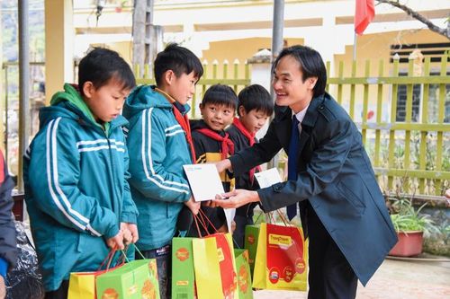 Chi đoàn Báo Lao động và Xã hội 'Mang xuân ấm đến vùng biên'