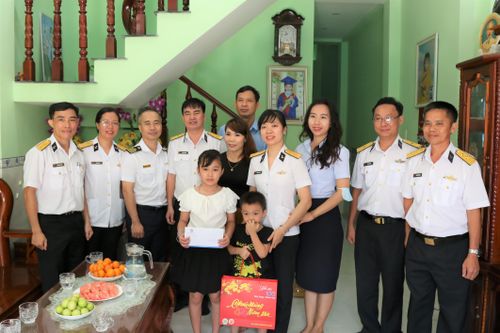 Tổng công ty Tân Cảng Sài Gòn Tặng quà tết cho cán bộ, nhân viên tại Trường Sa, DK1