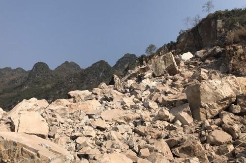 Sạt lở mỏ đá vôi ở Hà Giang nhiều tài sản, máy móc bị vùi lấp