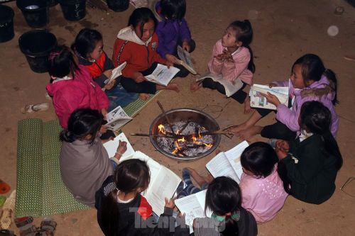 Buốt lạnh vì rét, học sinh miền núi đốt củi sưởi ấm học bài