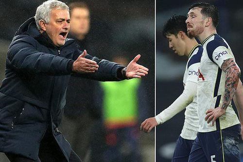 Mourinho nổi cơn tam bành với cầu thủ Tottenham