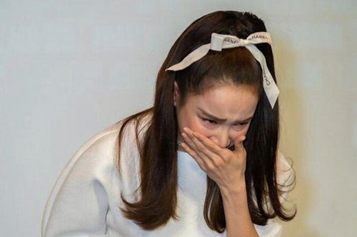 Nhã Phương khóc nức nở, liên tục nói lời xin lỗi trong họp báo