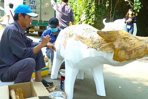 Gấp rút hoàn thành linh vật phục vụ đường hoa Tết Tân Sửu 2021