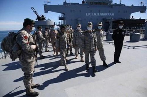 Iran ra mắt tàu sân bay trực thăng 'khủng'