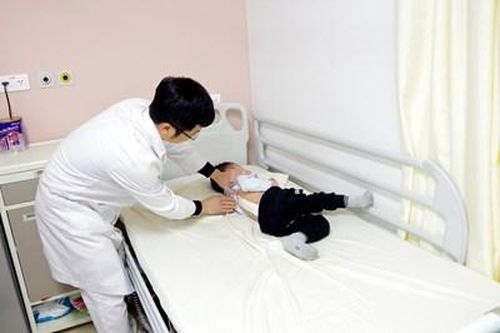 Phẫu thuật cong vẹo cột sống cho bệnh nhi 3 tuổi