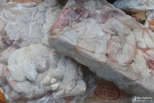 Xe tải đông lạnh chở nội tạng bốc mùi hôi thối từ Bắc vào Nam